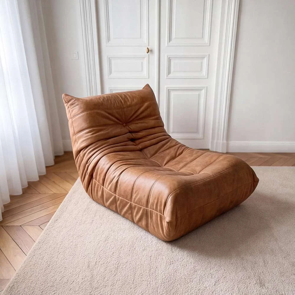 Poltrona Liv Puff Retrô Inflow em poli-couro marrom (cognac), com o mesmo design retrô da linha boucle.