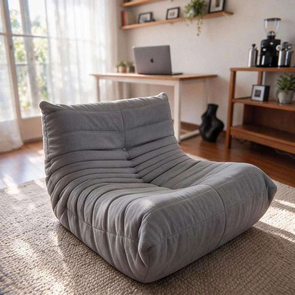 Poltrona Liv Puff Retrô Inflow em boucle cinza, em um ambiente de home office.
