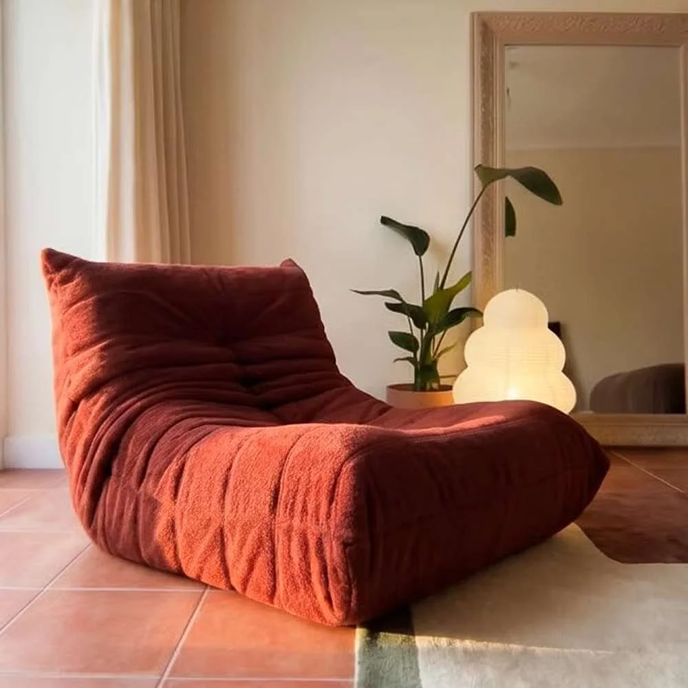 Poltrona Liv Boucle Plus na cor terracota, com textura bouclé mais densa.