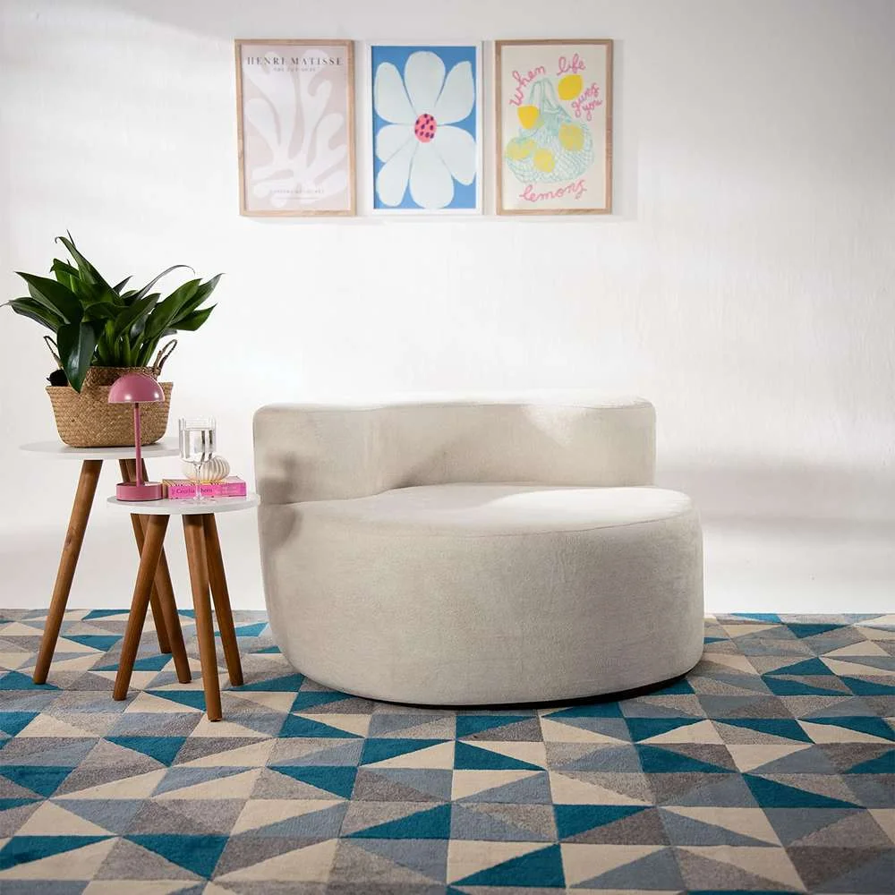 Poltrona Luna Inflow em bouclé bege linho, com design mais arredondado e escultural.