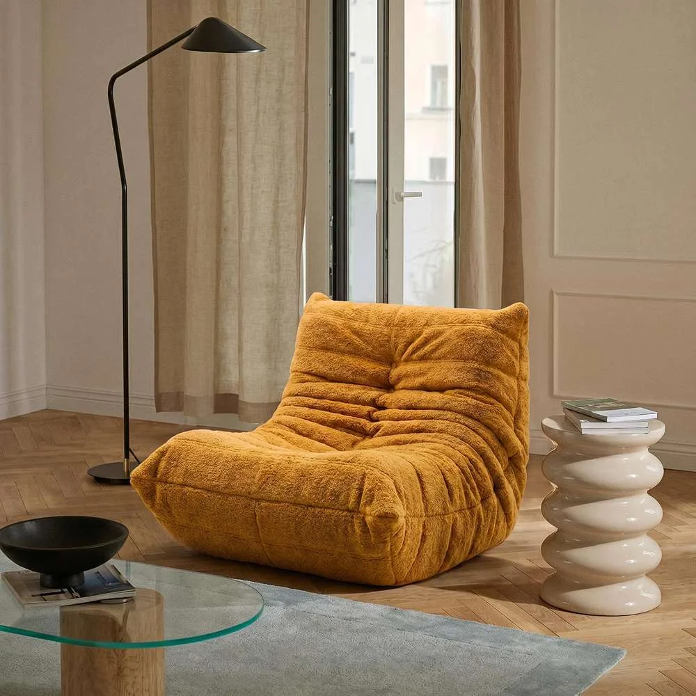 Poltrona Liv Boucle Cloud Touch na cor mostarda, com textura extra macia e afofada.