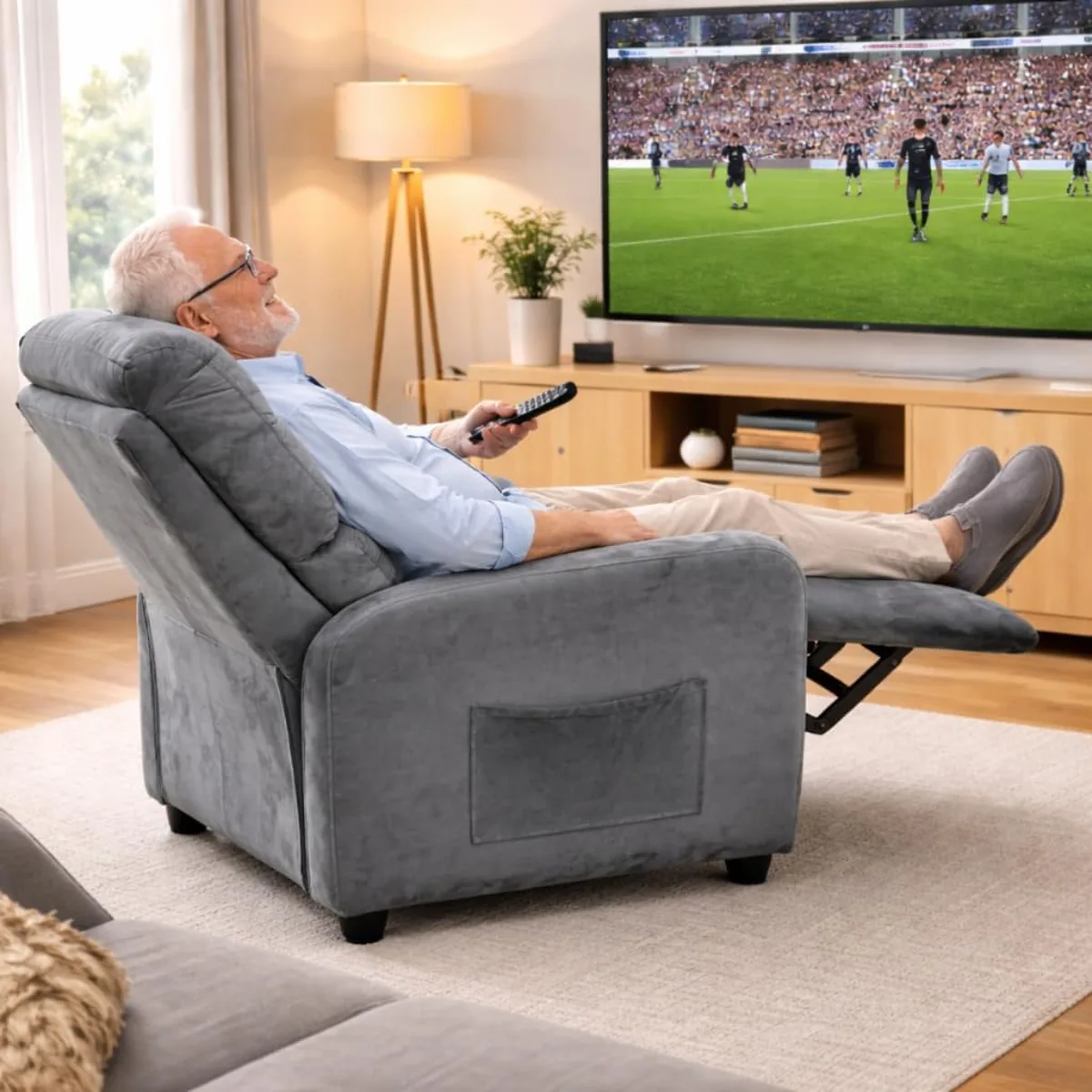 Poltrona reclinável em veludo macio, com senhor relaxando e assistindo TV em posição de descanso total