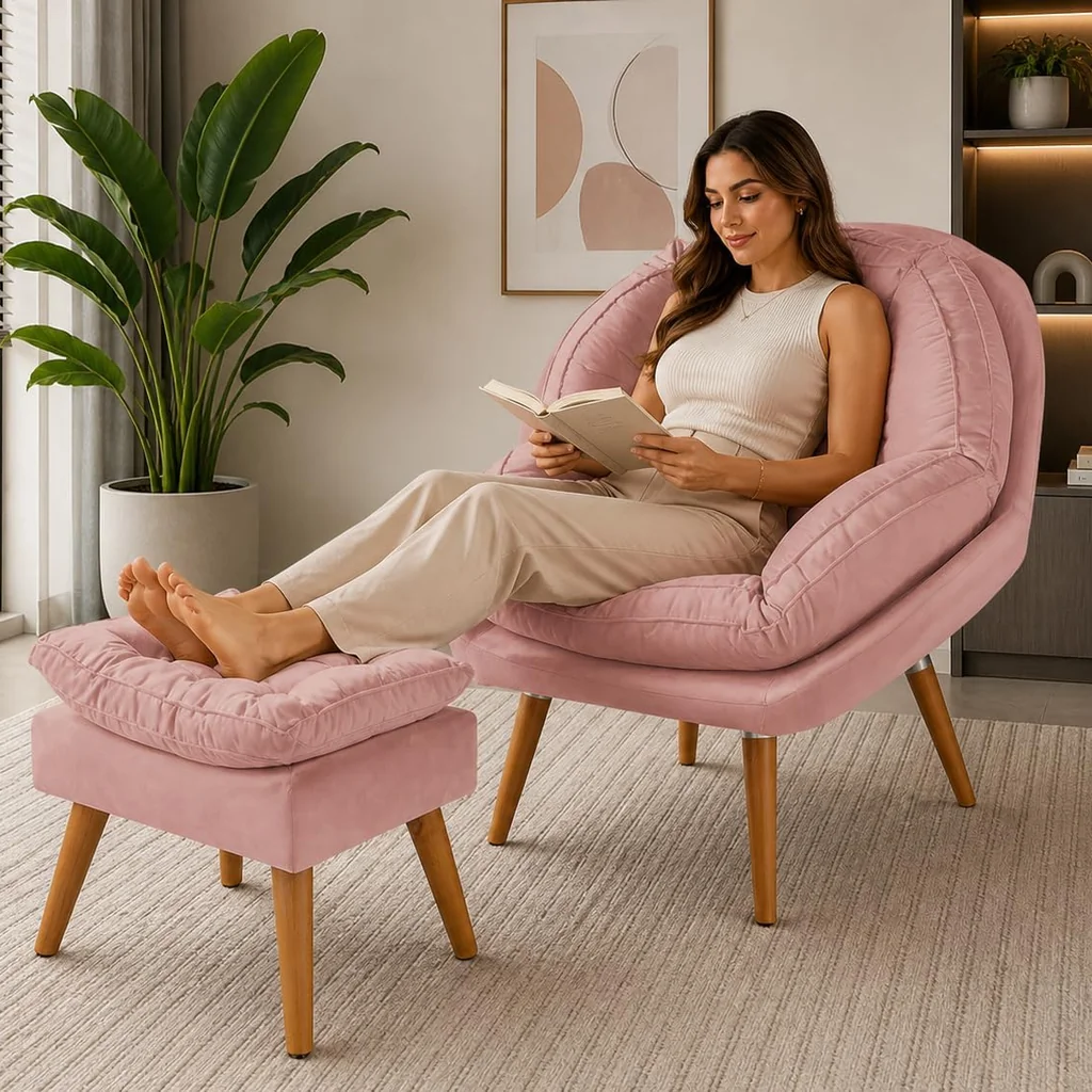 Mulher relaxada lendo um livro em poltrona de leitura em linho rose, com os pés apoiados no puff a conjunto, em ambiente aconchegante