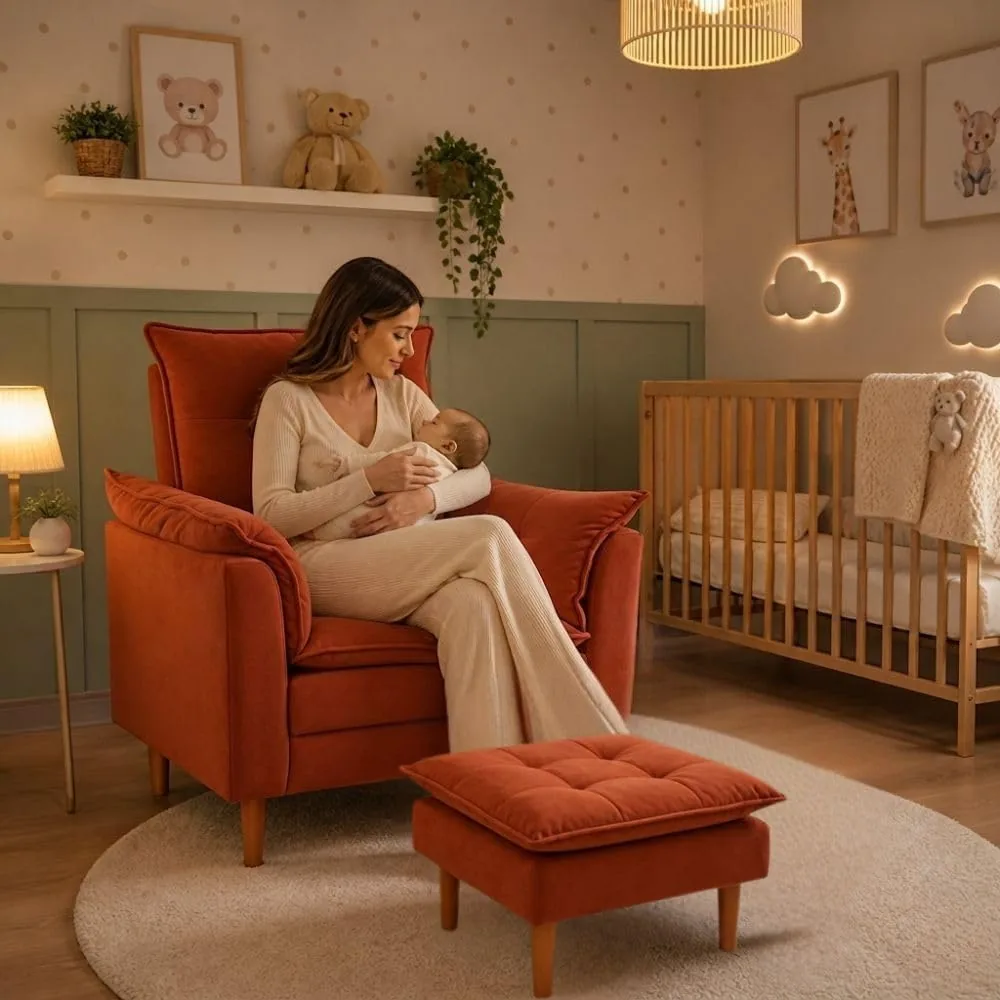 Mãe amamentando bebê em poltrona de amamentação suede terracota com puff estofado, em quarto de bebê com berço de madeira ao fundo.