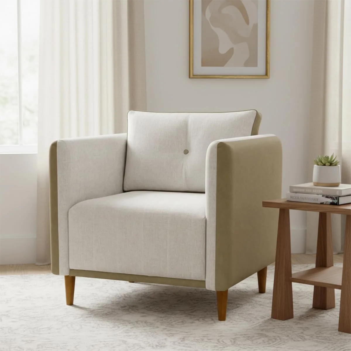 Poltrona decorativa Aviv com acabamento em corino caramelo e linho bege, estrutura quadrada e moderna.