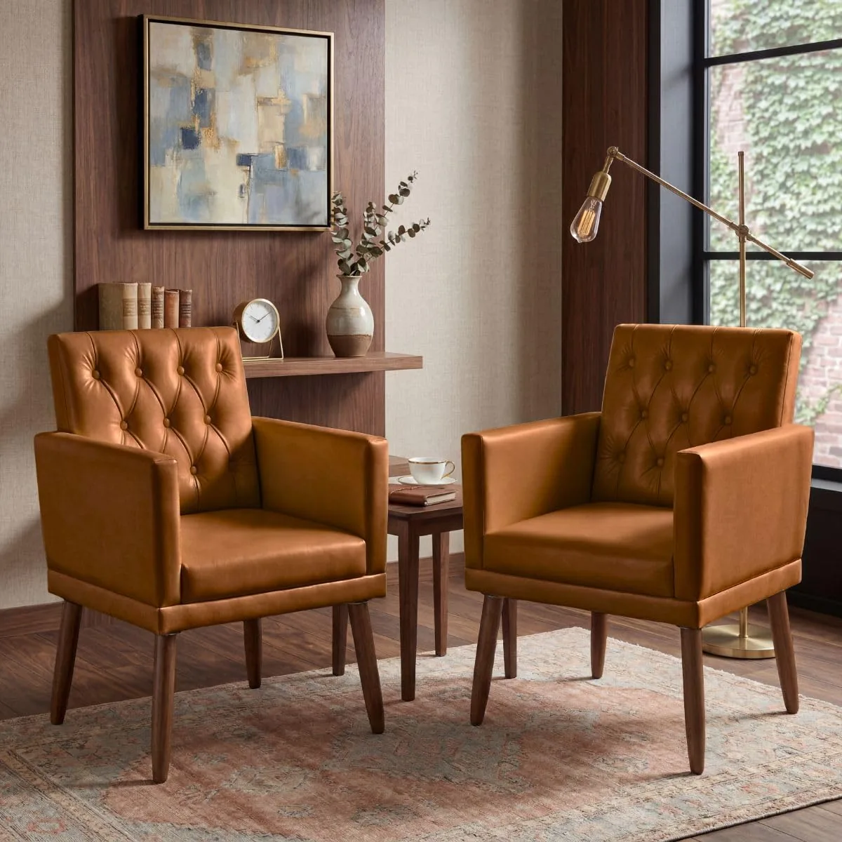 Kit de duas poltronas decorativas capitonê em courino terracota, com pés de madeira, em sala de estar.