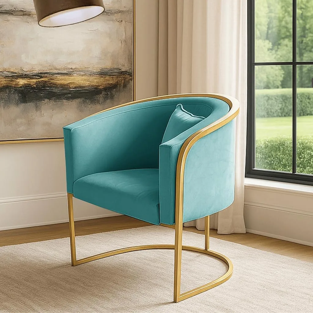 Poltrona decorativa Luna Lavínia em veludo azul turquesa, com base de ferro dourado, em ambiente de sala.