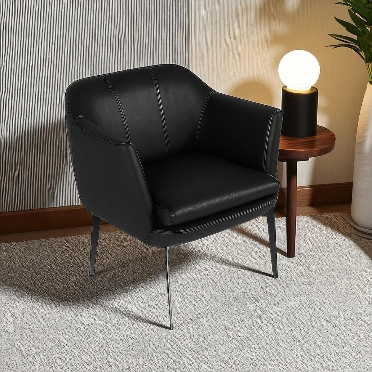 Poltrona de couro legítimo preta Cristie, com pés de metal inclinados e design contemporâneo, ideal para salas modernas