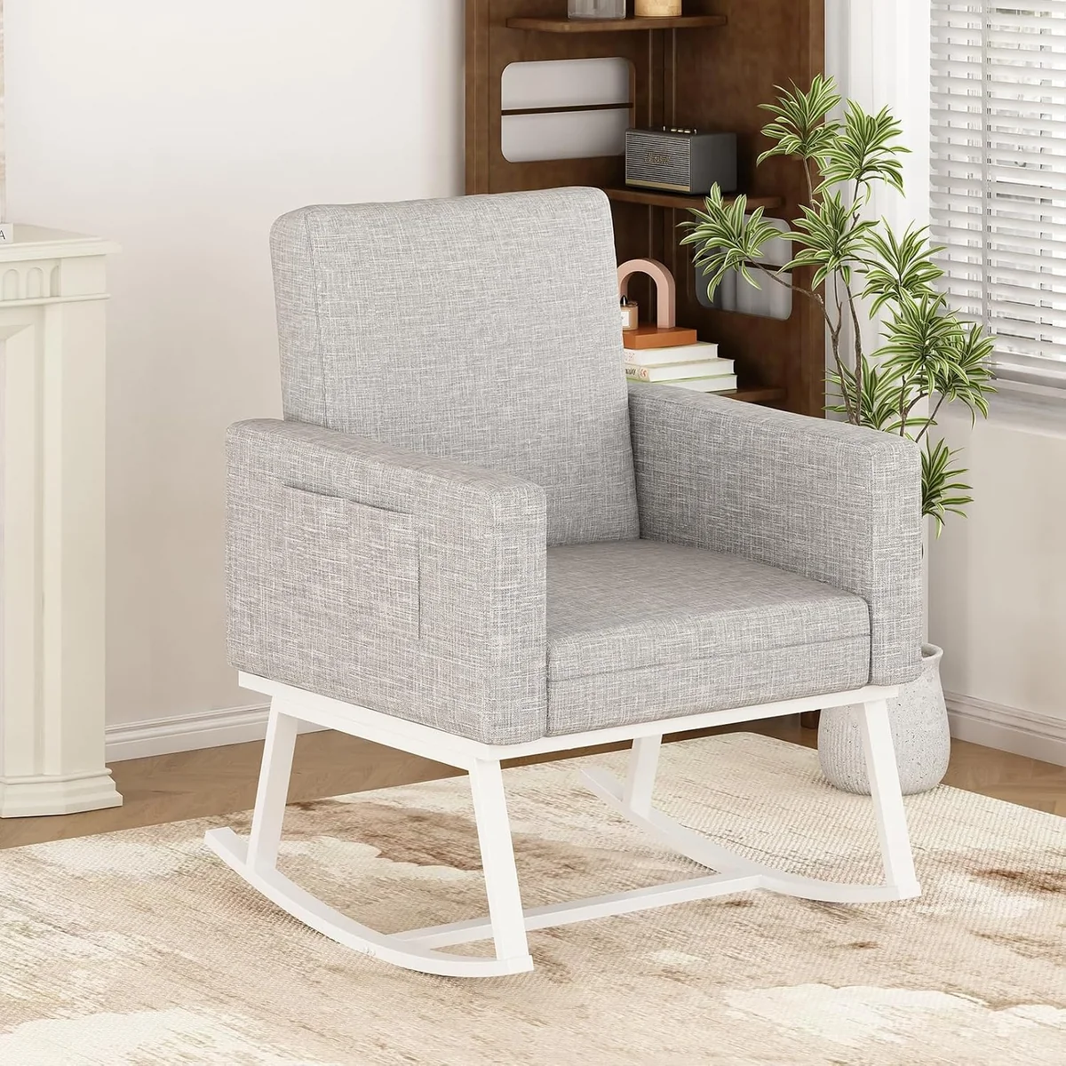 Poltrona reclinável cinza claro com base de madeira e balanço suave, ideal para relaxar em espaços pequenos.