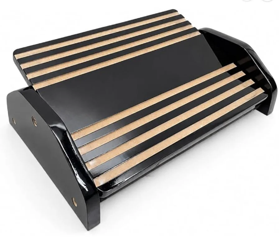 Apoio ergonômico para pés Souza 3704 em MDF preto com ripas de madeira clara