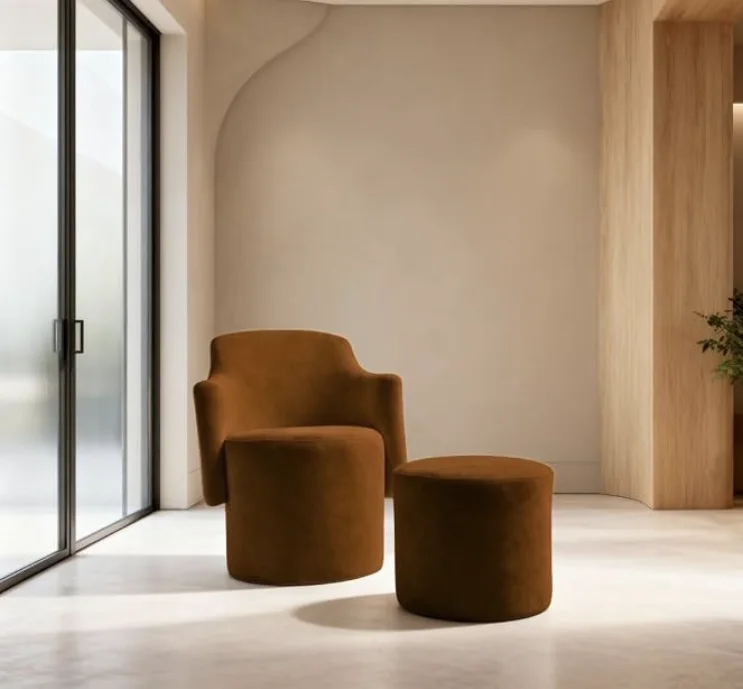 Poltrona orgânica terracota com dois puffs redondos