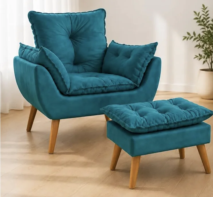 Poltrona azul turquesa em suede com puff de pés palito