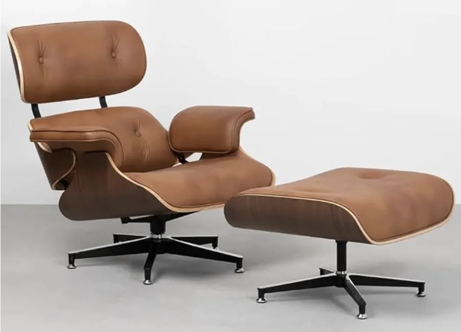 Poltrona no estilo Charles Eames em couro caramelo com puff