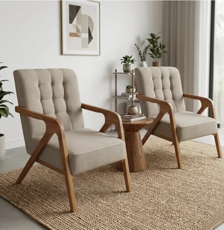 Kit com duas poltronas em linho bege com braços de madeira
