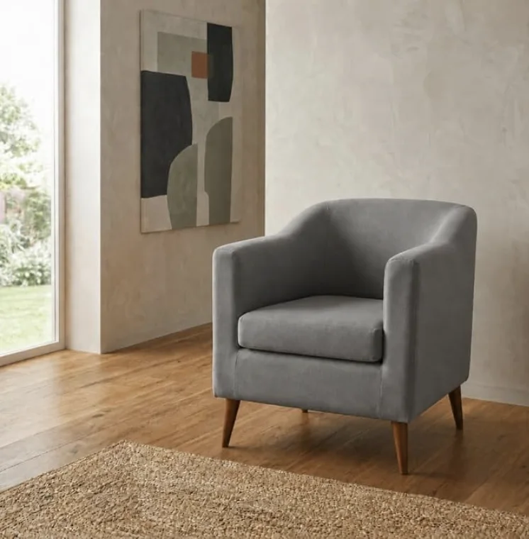 Poltrona cinza de design moderno com pés palito em uma sala