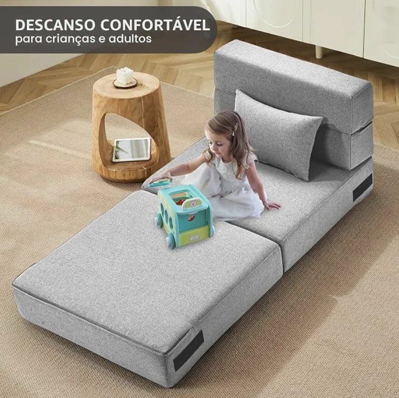 Sofá-cama dobrável Suyols cinza-claro aberto como colchão, com uma criança sentada