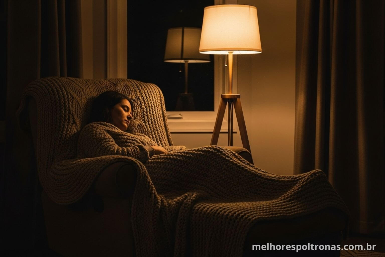 Mulher dormindo tranquilamente em uma poltrona confortável, coberta por uma manta, seguindo as dicas de como dormir melhor.