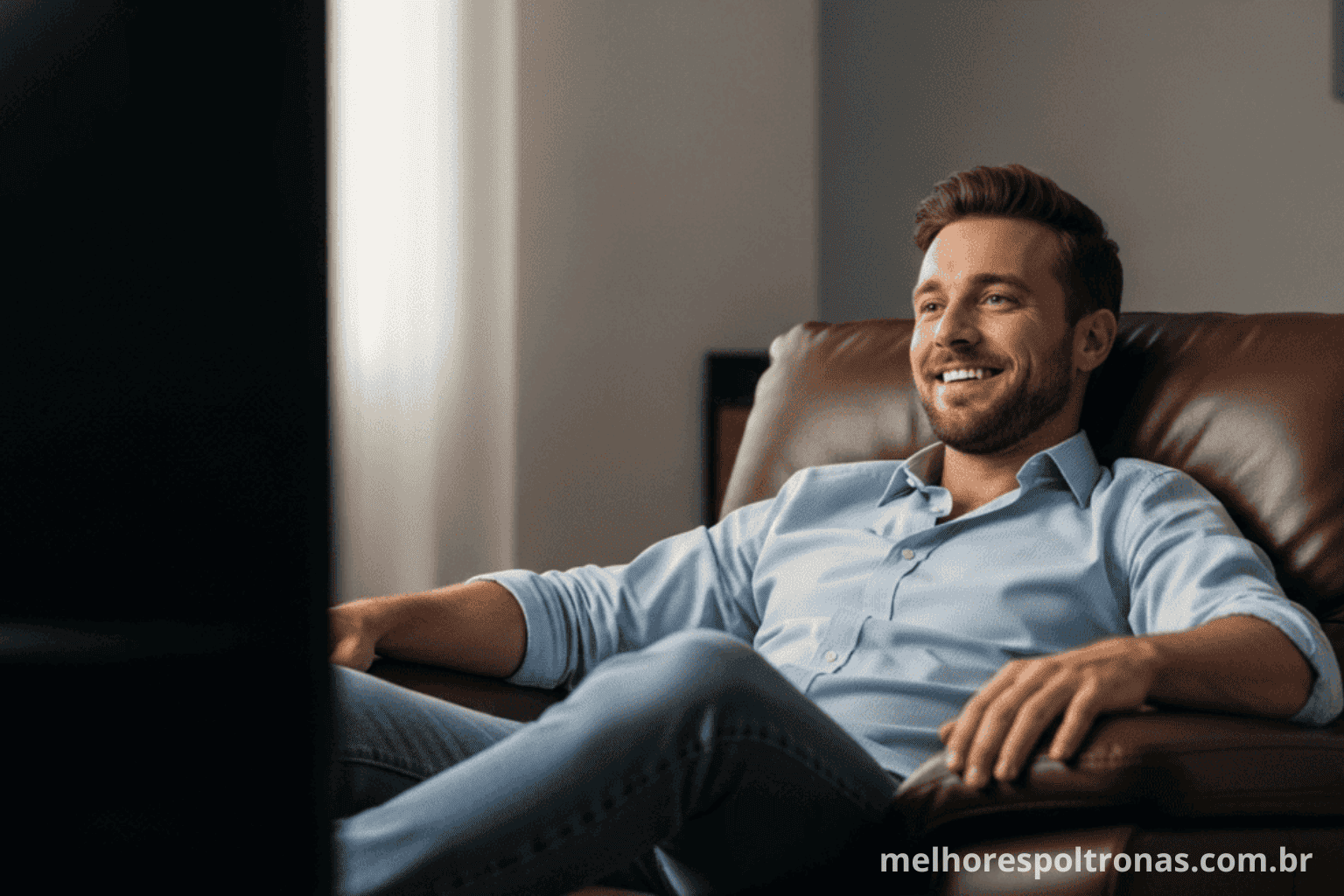 Homem assistindo TV com um sorriso, sentado na melhor poltrona para uma experiência de cinema em casa em 2025.