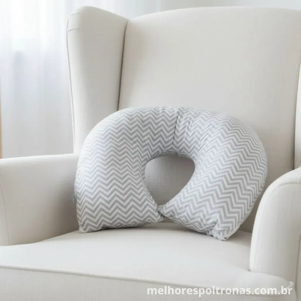 A melhor almofada de amamentação, modelo Chevron cinza, posicionada sobre uma poltrona para garantir o conforto da mãe.