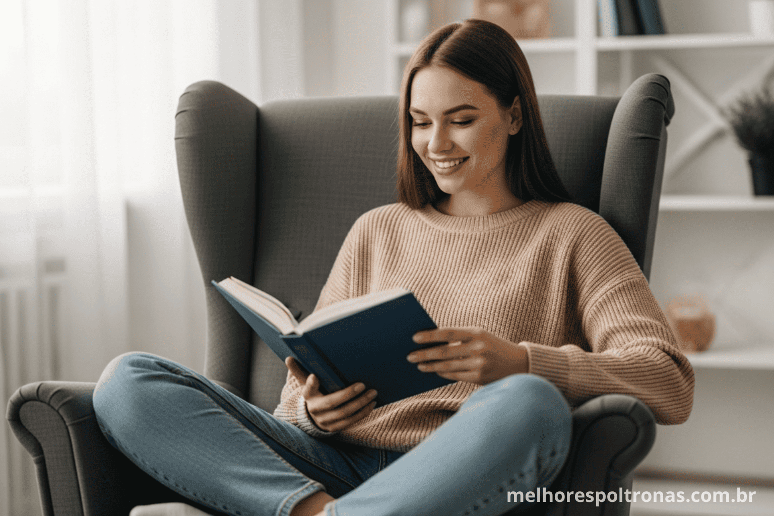 Mulher sorrindo enquanto lê confortavelmente na melhor poltrona para leitura, um guia completo de 2025.