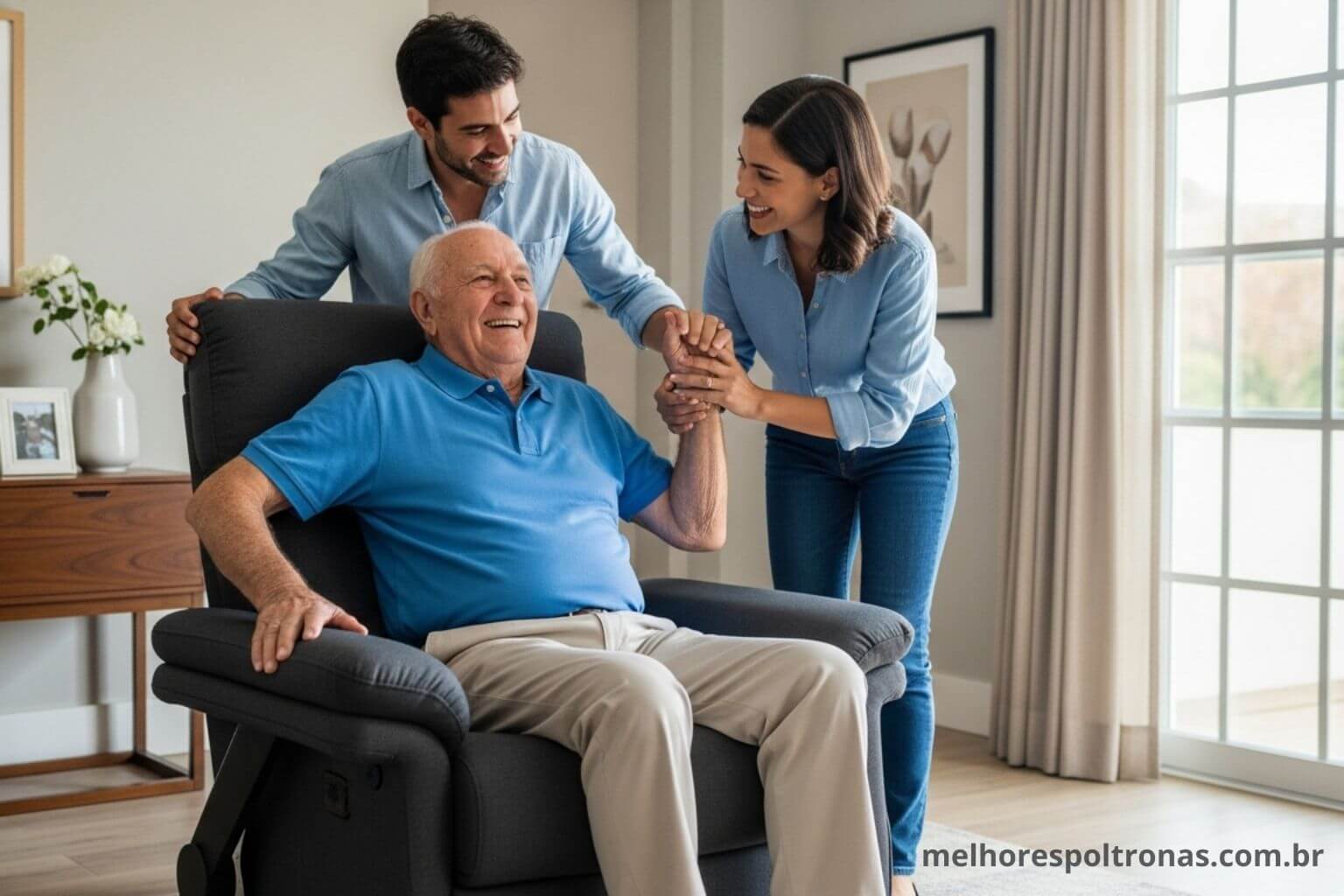 Idoso feliz e seguro em sua poltrona para idosos, recebendo o carinho da família. O guia de conforto e segurança de 2025.