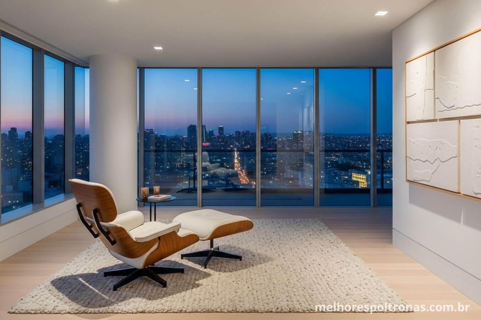 A melhor poltrona de luxo, um modelo de design icônico, em um apartamento com vista para a cidade, representando um investimento em estilo.