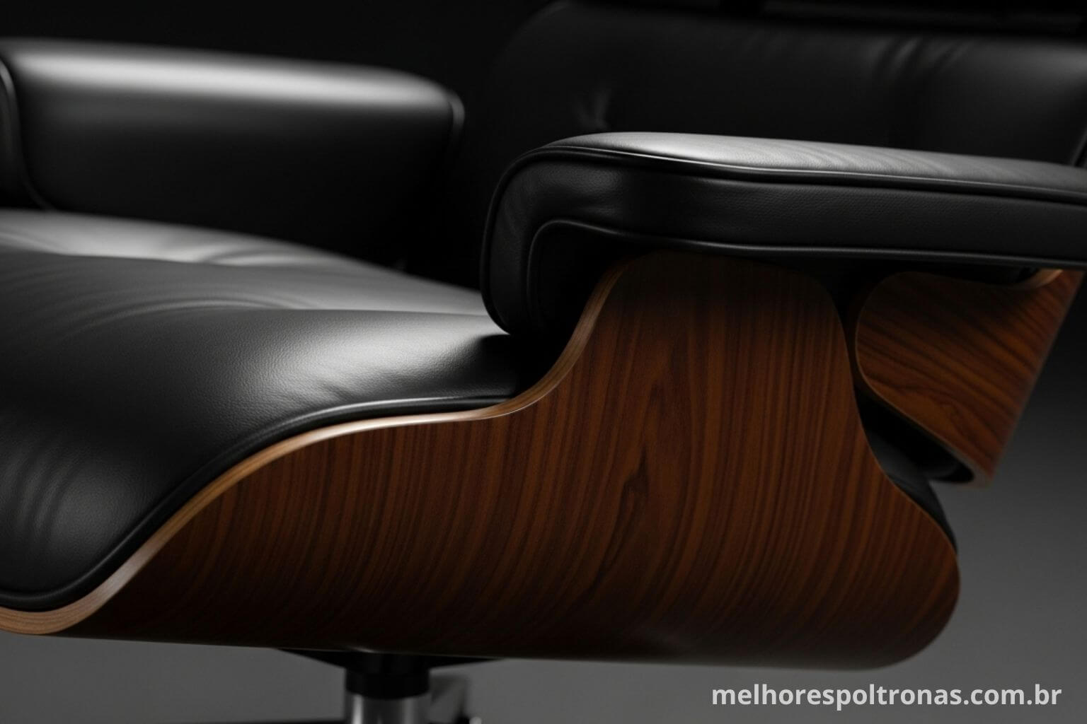 Close-up nos detalhes de uma Poltrona Charles Eames, mostrando a junção da madeira laminada com o couro, símbolo de design e luxo.