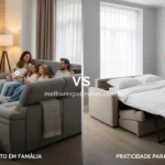 Comparativo visual entre um sofá retrátil, focado no conforto, e um sofá-cama, focado na versatilidade, ajudando na escolha.
