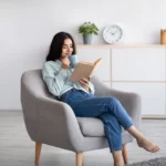 Poltrona ergonômica ideal para leitura 2026 em ambiente minimalista acolhedor com livro aberto e luz natural para conforto prolongado sem dores